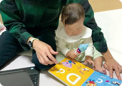 子供に読み聞かせる様子