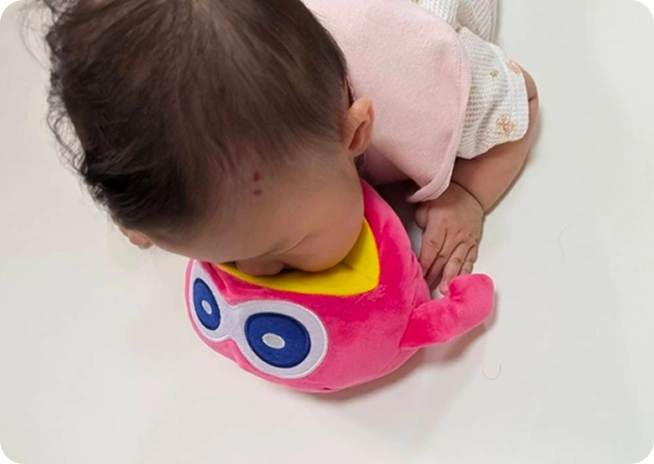 0歳9ヶ月のパパの赤ちゃん 遊戯イメージ