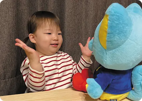 子供とぬいぐるみ