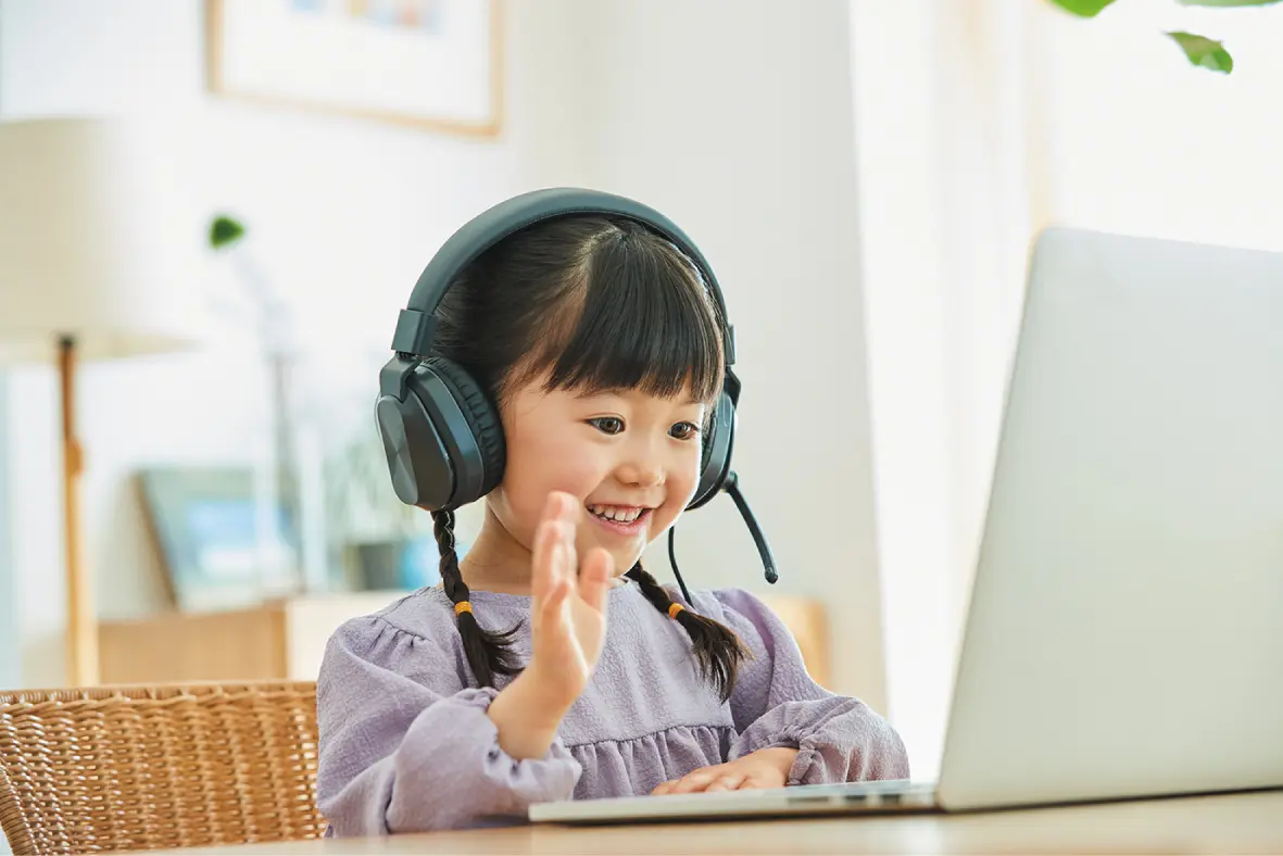 オンラインライブレッスンに取り組む子ども