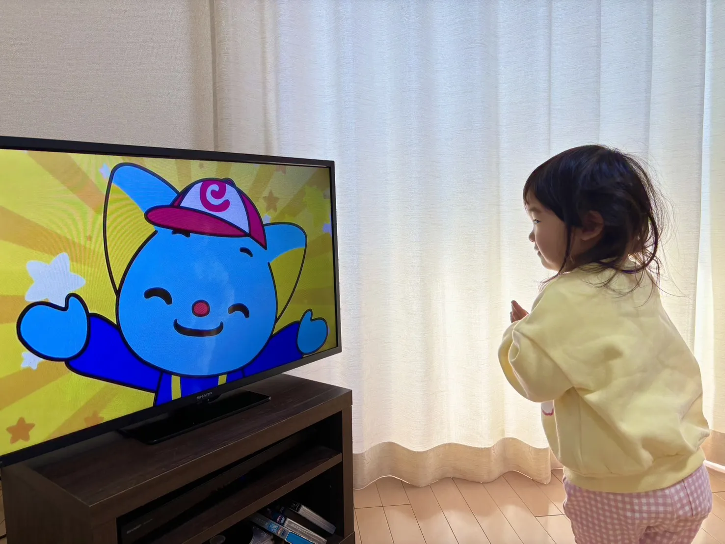 動画を見て一緒に踊っています！